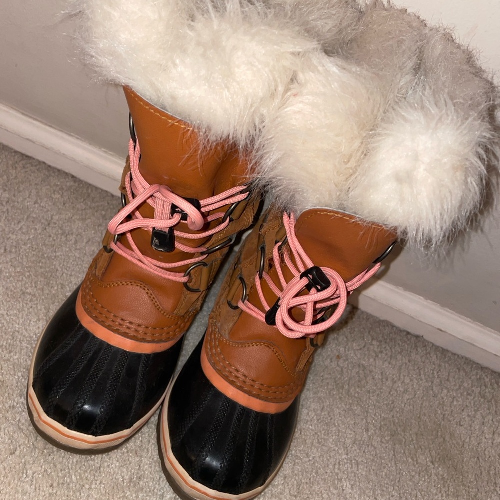 Stylish Fur-Lined Boots with Pink Laces